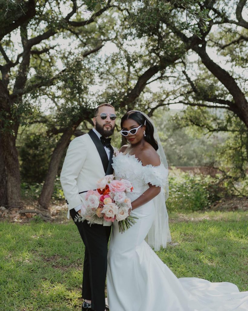Kayla + Thomas had a golden hour ceremony at themilestonegeorgetown. Swipe to see their pink and white filled day! 💓
