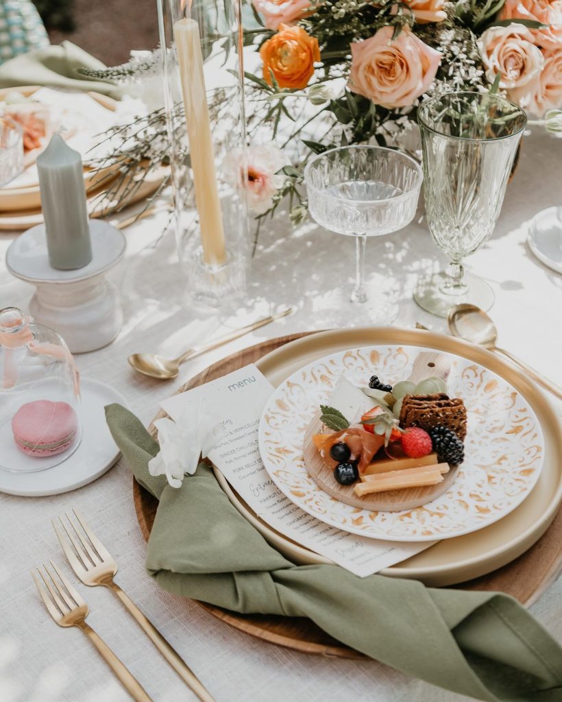 From a sweet classic tea party, to an outdoor tropical brunch vibe, this styled shoot is everything! ⁠Swipe to see