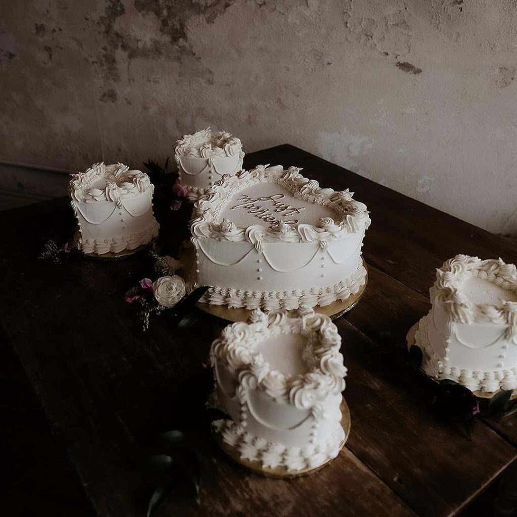 The come-back of these vintage cakes has to be on our list of favorite wedding trends! ⁠ •⁠ •⁠ Brides