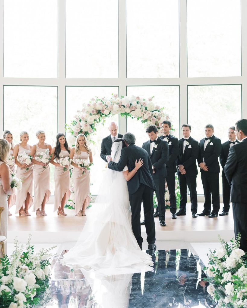 Swipe to see the Schlinder’s stunning day! From the mirrored aisle, to the grand reception, everything was so perfect. 💖