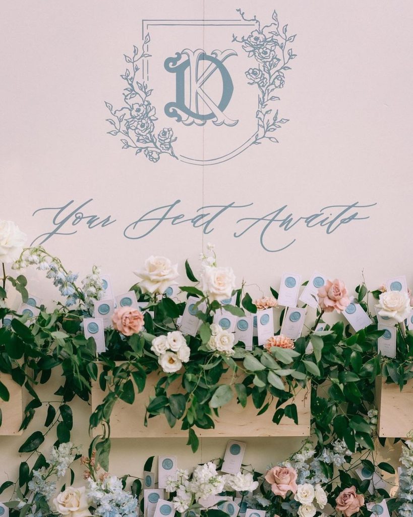 ⁠We are head over heels with this seating chart! It’s perfect for any Spring wedding 💐 •⁠ •⁠ Wed Society