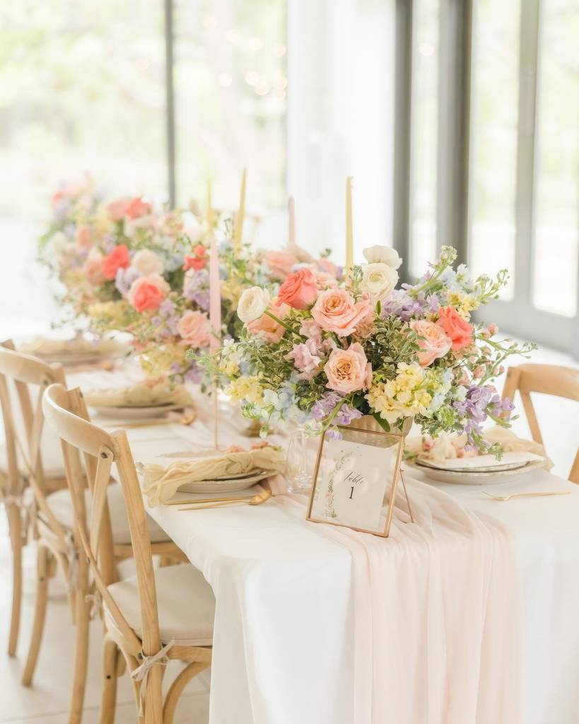 Loving this spring inspired tablescape with stunning blooms by bellesoulflorals! •⁠ •⁠ Wed Society | Austin FEATURED vendors:⁠ Florist: bellesoulflorals