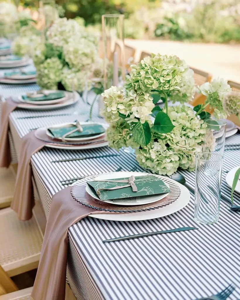 Day dreaming about these earth toned florals by thebloombartx.✨ •⁠ •⁠ Wed Society | Austin FEATURED vendors:⁠ Florals: thebloombartx⁠ Venue: