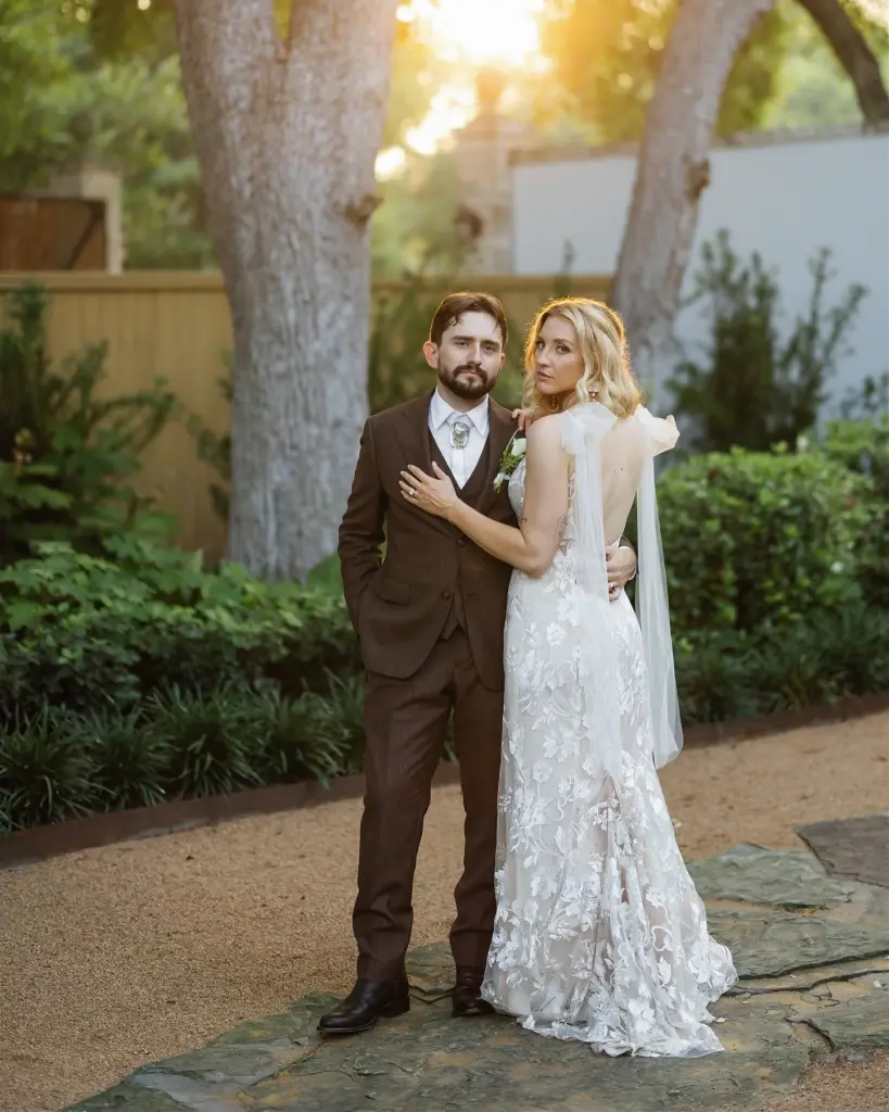 Swipe to see Sierra + Gary’s stunning bouquet and boutonnière by yarrowandjames—featuring cascading orchids, white calla lilies, sculptural anthurium, dreamy