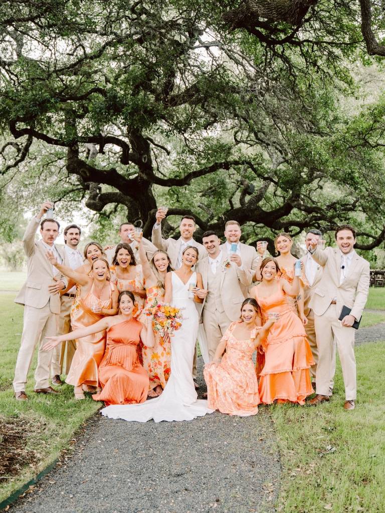 Swooning over Ashley + Ryan’s vibrant color palette and their matching florals from goodjuju_austinflowerfarm! 💐🍊 •⁠ •⁠ Wed Society |