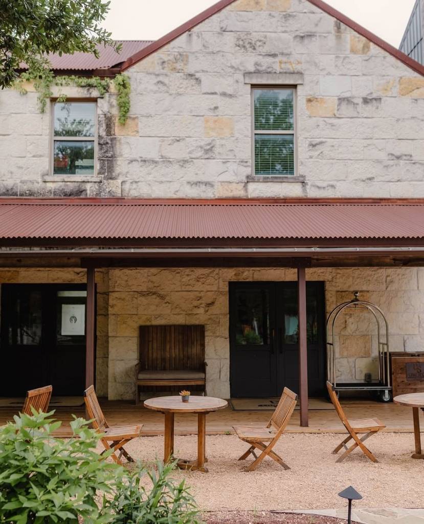 Retro vibes, modern comfort, and Texas charm all in one place 🤠✨ lonestarcourt isn’t just a hotel — it’s a
