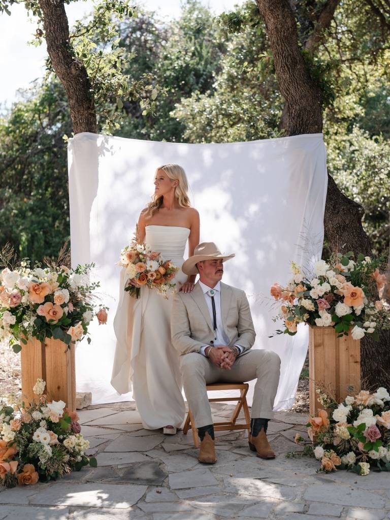 Kara + Bobby’s wedding was western romance at its finest 🤠✨ From the simple sheet backdrop turned photo-op, to Bobby