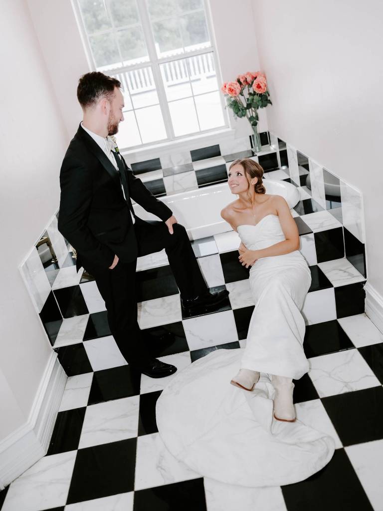 We can’t stop swooning over this wedding captured by southernoaksandco ✨ From the iconic couple portraits to the thoughtful detail