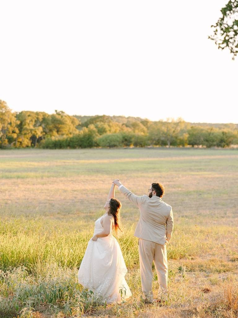 Swipe to relive the magic of the Franklin wedding! From bold florals, to the vibrant bridesmaids dresses, and the unforgettable