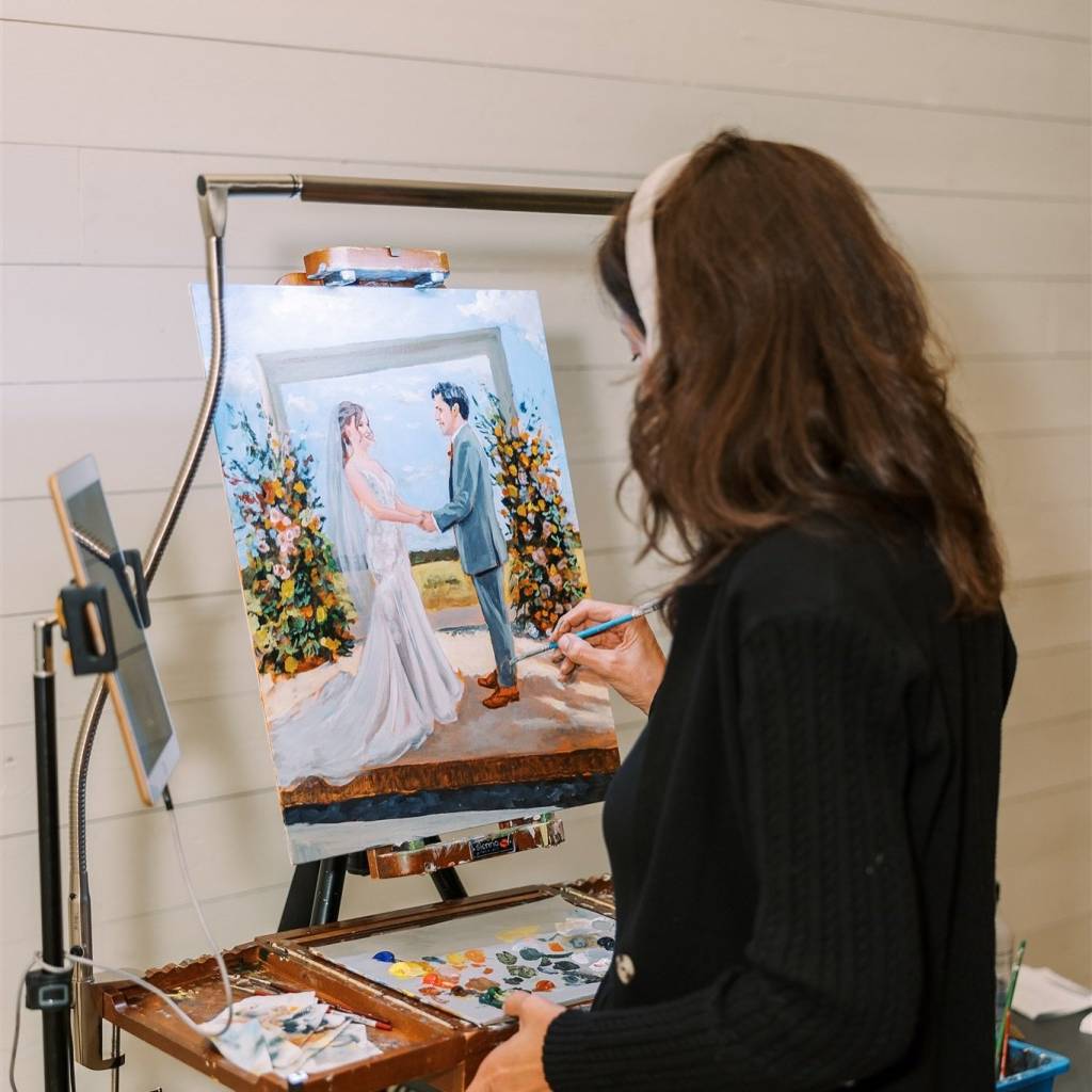 There’s nothing we love more than behind-the-scenes shots of alyssaloveart creating a wedding portrait 🎨✨ If the process photos look