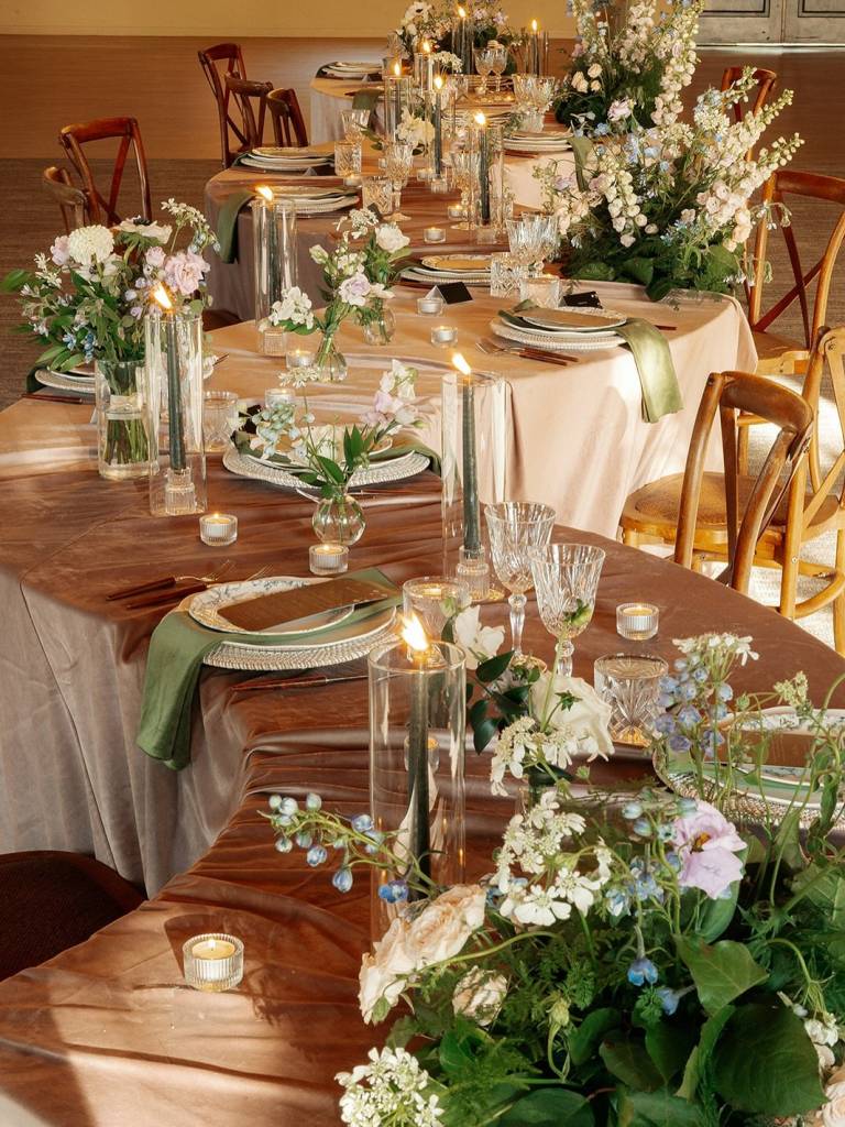 Serpentine tables are still one of our favorite trends! It’s such a unique reception set up and kmwevents executed it