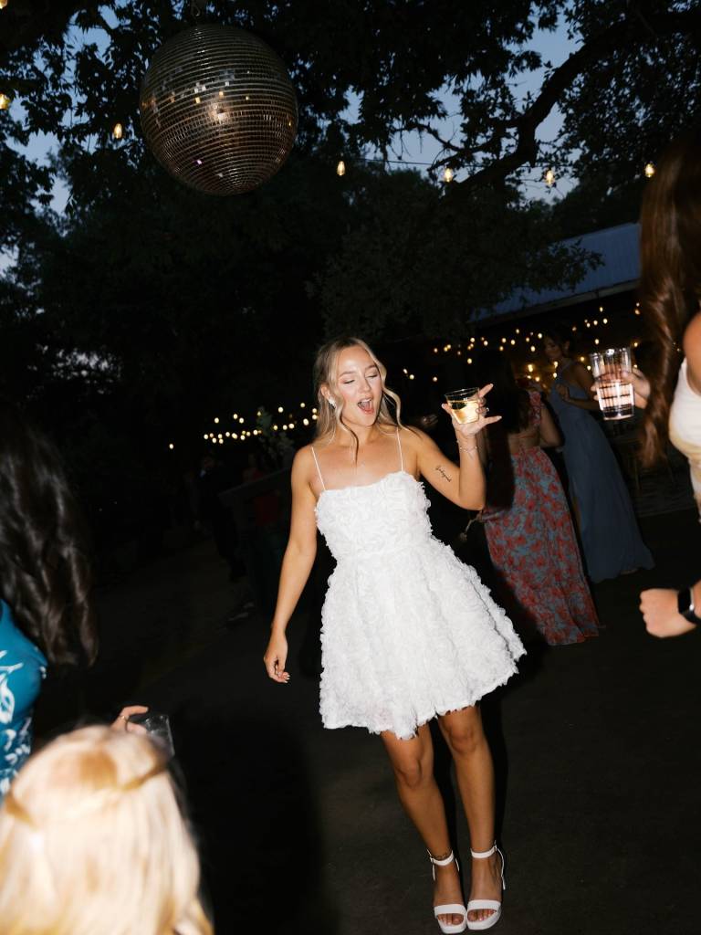 The Torrances had the perfect pastel wedding at cypressfallseventcenter. Swipe to see!🤍 •⁠ •⁠ Wed Society | Austin FEATURED vendors:⁠