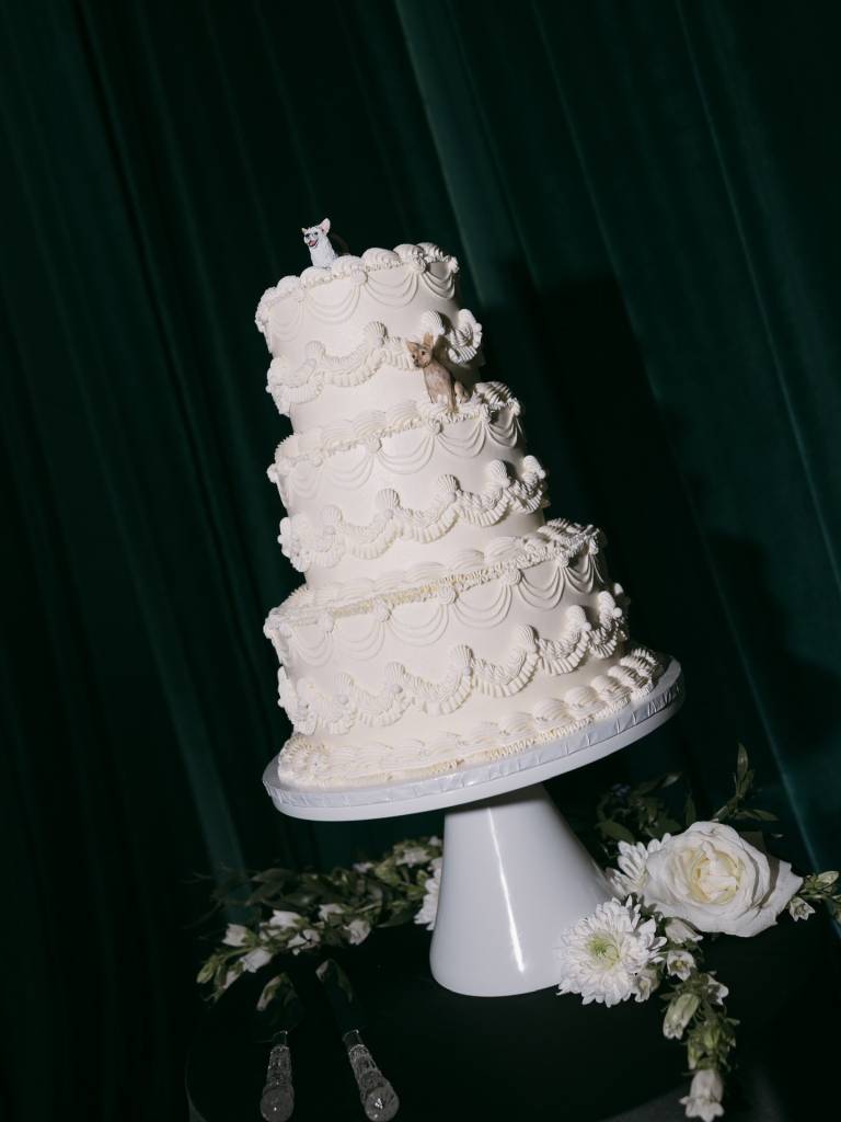 Natalie + Darrell’s wedding is one we’ll be obsessing over forever. ✨ From the dramatic backlit drapery and chic white