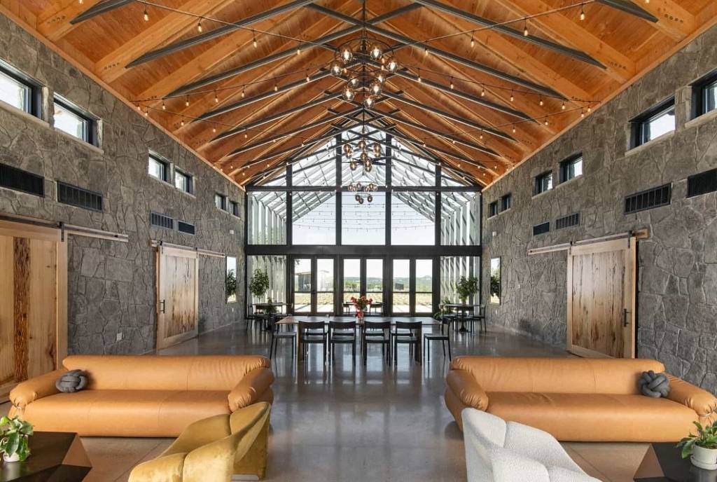 Did you know onerawimberley’s latest event space fits up to 130 guests and offers on-site lodging? Don’t miss their treehouse