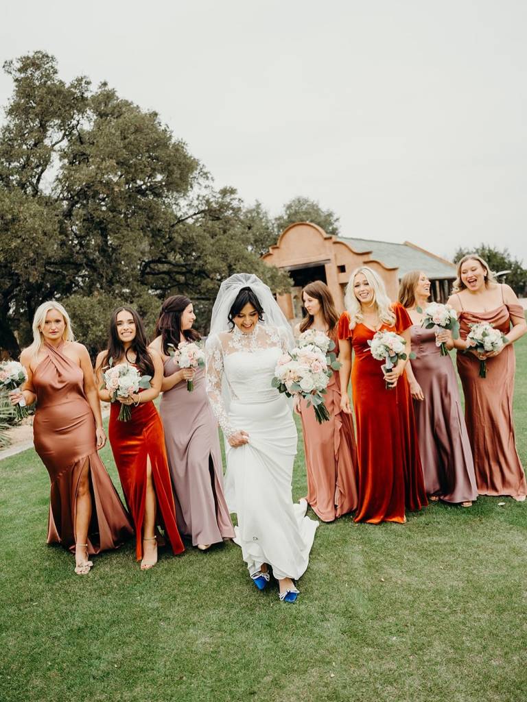 The magic of Maria and Andrew’s day was captured flawlessly by elisalopezphotos. We’re swooning over the rich rust and red