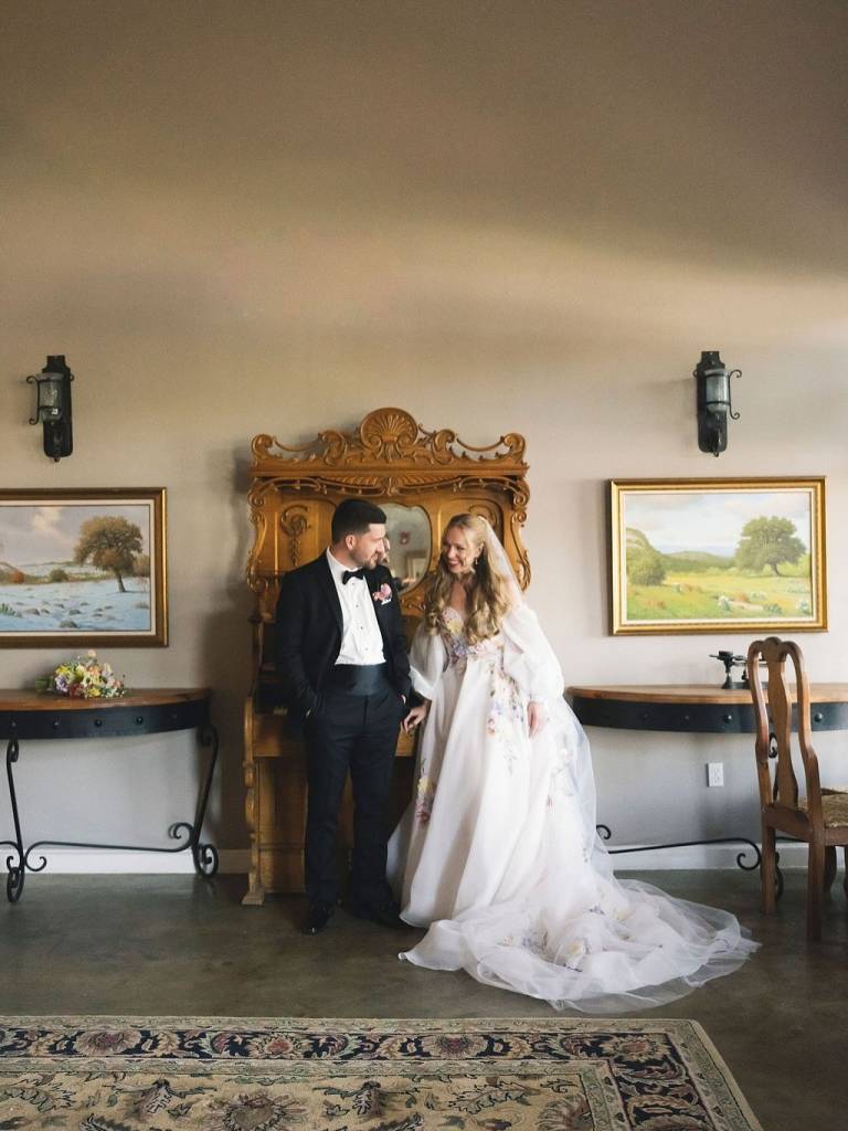 Katie & Jake’s floral-filled wedding at the stunning vintagevillas was truly one for the books. From the butter-yellow bridesmaid dresses