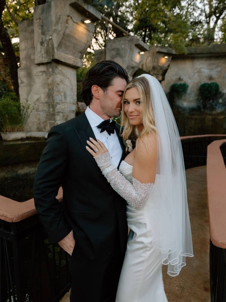 Taylor + Connor could be models! They look effortlessly cool in their wedding photos by amyamesphotography⁠. ⁠📸 •⁠ •⁠ Wed