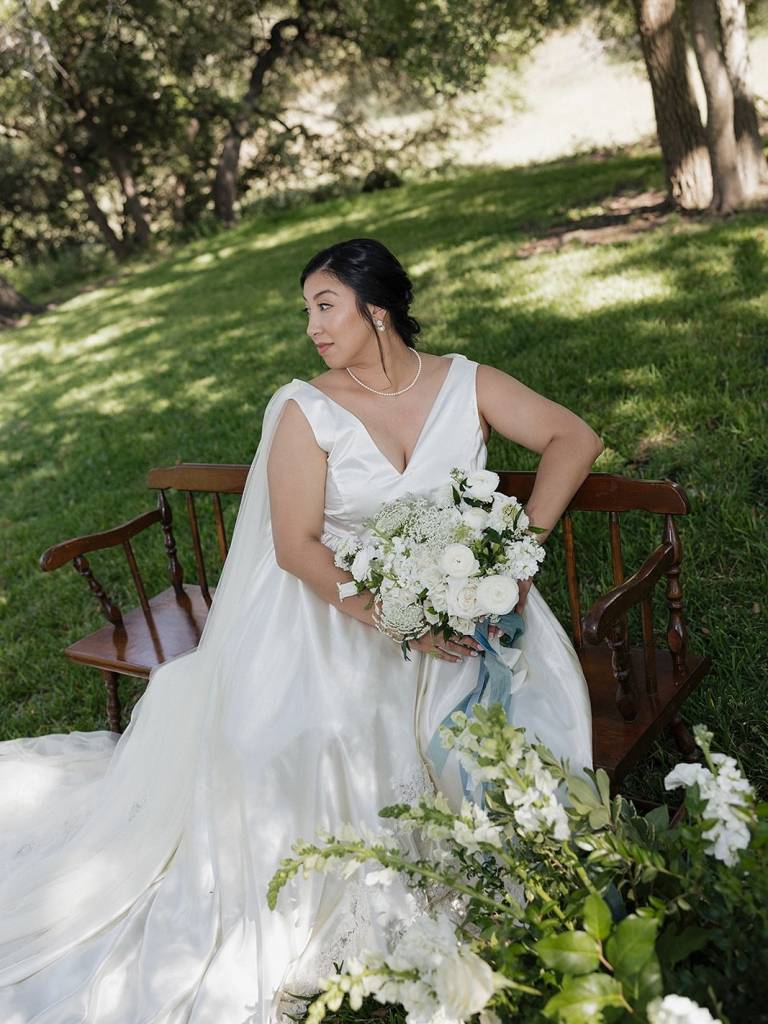 You can never go wrong with a mix of lush white blooms by botanicaljane⁠.⁠ 🤍 •⁠ •⁠ Wed Society |