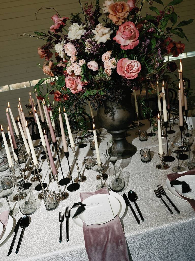 Swooning over these moody but romantic florals by nativebloomfloral 🤌🏽💐 •⁠ •⁠ Wed Society | Austin FEATURED vendors:⁠ Venue: prospecthousetx⁠