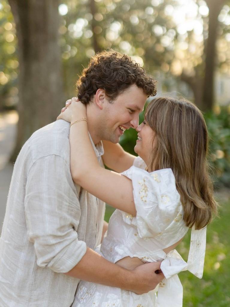 Swooning over this engagement shoot by jillianpetterphotography! If you’re newly engaged, your planning journey starts right here. Explore our socials