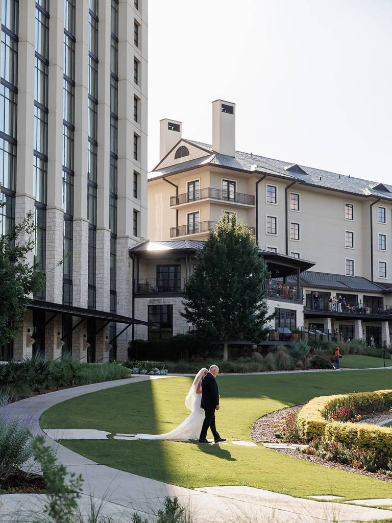 The Pattersons had the prettiest pastel wedding at omnibartoncreek! Swipe to see the details⁠ ✨ •⁠ •⁠ Wed Society |