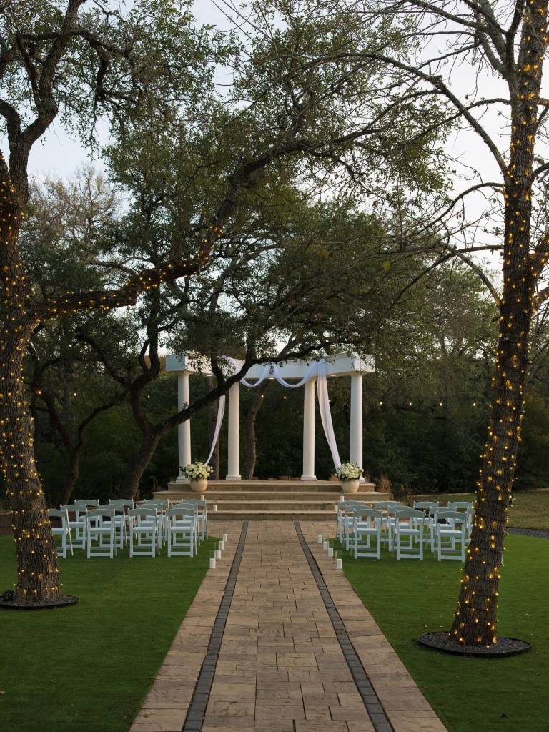 Crystal & Ben tied the knot at serenitaestate where modern Italian elegance meets the Hill Country charm! 🤍 •⁠ •⁠