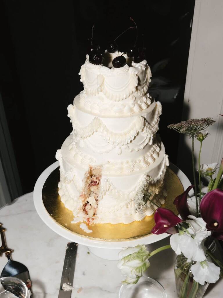 Just here for the Lambeth piping and the dark cherries 🍒🖤 •⁠ •⁠ Wed Society | Austin FEATURED vendors:⁠ Cake: