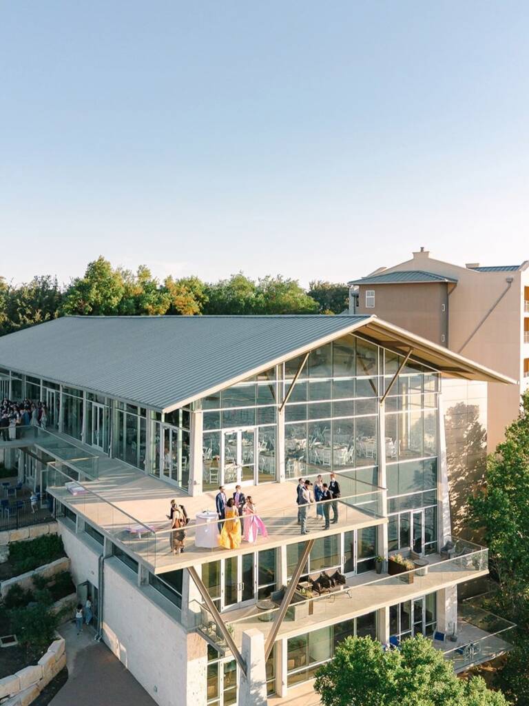 ⁠The Gordons celebrated their big day with a stunning “pretty in pink” wedding reception at lakewayresortspa! Guests soaked in panoramic